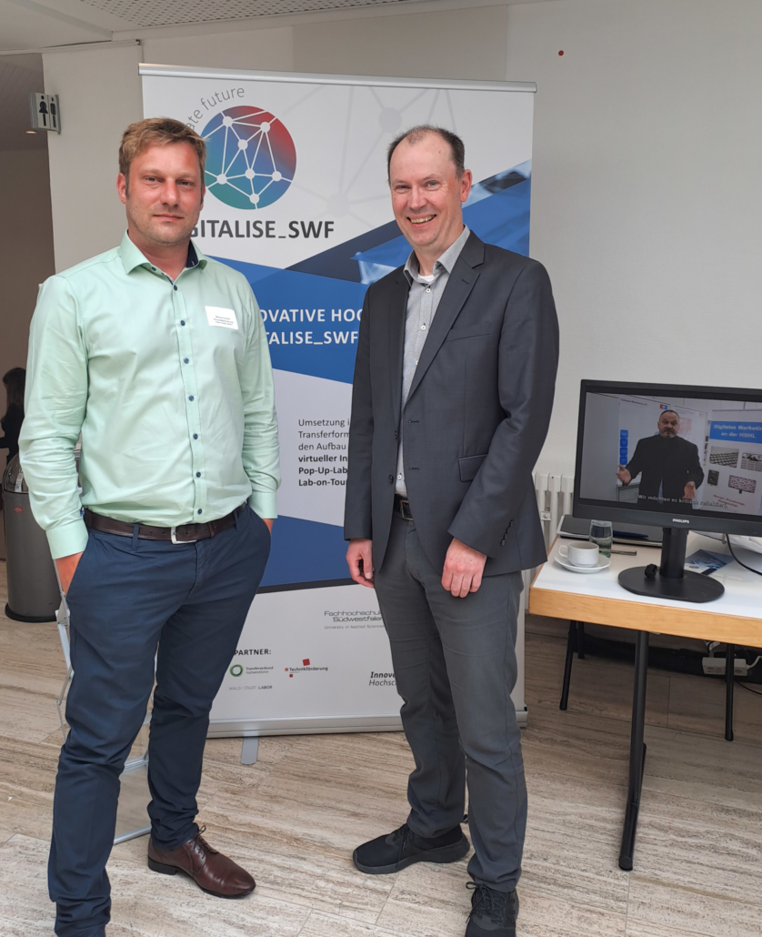 Markus Kürpick (Wirtschaftsförderung Kreis Soest) und Ingo Borowicz (CCEC, FH Südwestfalen) am Stand von Digitalise_SWF.